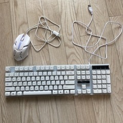 光るマウスとキーボード