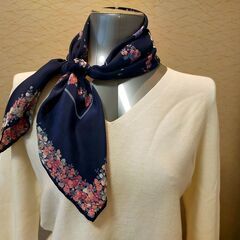【MICHEL PARISのスカーフ！】紺地にピンクと白の花が可憐！