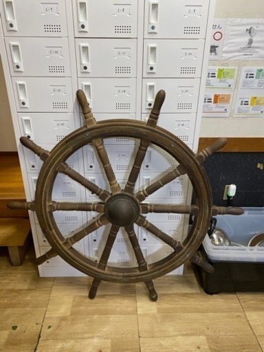 古い木製操舵輪