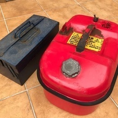 ガソリン携行缶と工具箱セット
