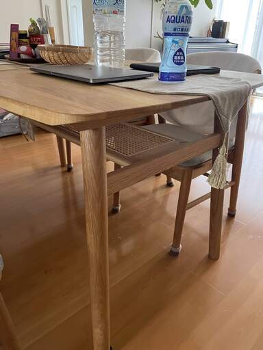 プレミアム木製ダイニングテーブルセット（4脚の椅子付き）
