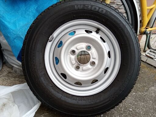 ダイハツハイゼットカーゴに履いてました。145R12インチ　BRIDGESTO スタットレスタイヤ&ホイル　4本分