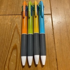 ４色ボールペン