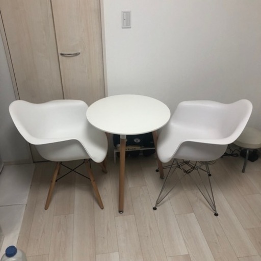 丸テーブルと椅子1脚セット　白基調