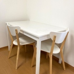 IKEAのダイニングテーブルと椅子2脚　★アクリル版付