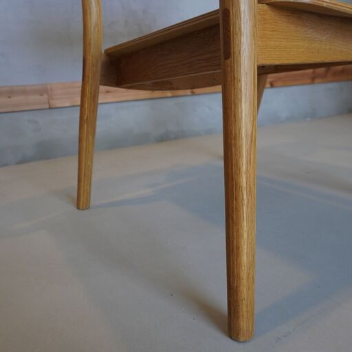 人気の無印良品(MUJI)のオーク材を使用したラウンジアームチェアです！座面が低めで寛いで座れる木製椅子。曲線的で柔らかな印象のダイニングチェアは寝室やリビングなど様々な場所で活躍してくれます♪DF102