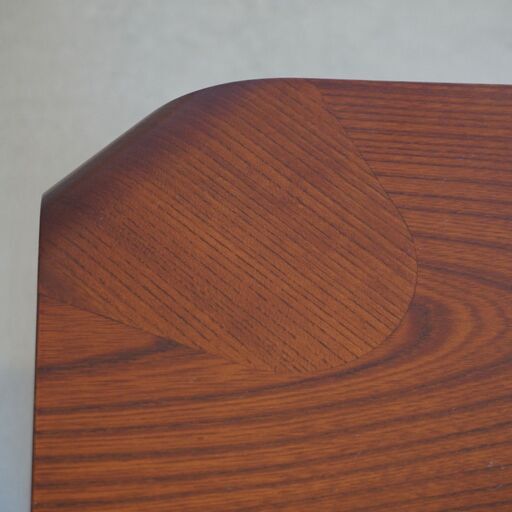 天童木工(TENDO)のロングセラー商品、乾三郎の座卓(板目) W121cmです。シンプルなデザインは和室になじみやすく、軽くて移動もしやすいので来客時にも活躍するローテーブルです♪DF104