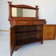 英国アンティーク調のミラーバックサイドボードです。イギリスの伝統的