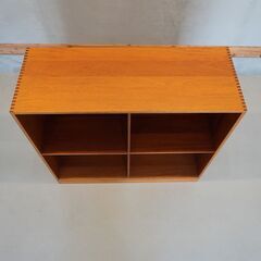 北欧デンマークよりSoborg Mobler(ソボーモブラー)社製の Christian Hvidtデザイン マホガニー材 ブックシェルフ/ブックケース。コンパクトでスッキリとしたヴィンテージ本棚。DF108