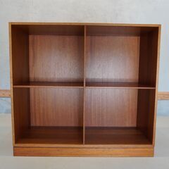 北欧デンマークよりSoborg Mobler(ソボーモブラー)社製の Christian Hvidtデザイン マホガニー材 ブックシェルフ/ブックケース。コンパクトでスッキリとしたヴィンテージ本棚。DF108