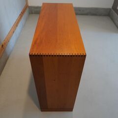 北欧デンマークよりSoborg Mobler(ソボーモブラー)社製の Christian Hvidtデザイン マホガニー材 ブックシェルフ/ブックケース。コンパクトでスッキリとしたヴィンテージ本棚。DF108