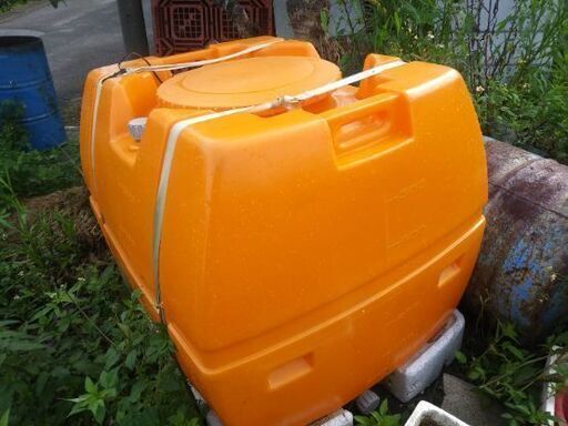 未使用に近い中古の水タンク 500 L
