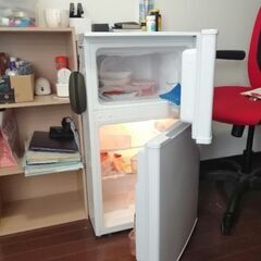 ¥3000. 90L size refrigerator 