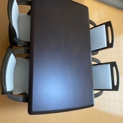 ダイニングテーブルと椅子4つ