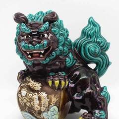 ss5165　九谷焼　八幡窯　玉獅子　ブラック×グリーン　須栄義作　陶器製　玉乗り獅子　黒×緑　縁起物　厄除け　招福　和風　置物　オブジェ　インテリア　美術　工芸　装飾　オス　雄