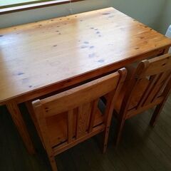 木製テーブル、椅子2脚付き