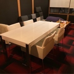 白のダイニングテーブル