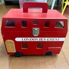 木造のおしゃれなロンドンバスモチーフの棚、入れ物、救急箱