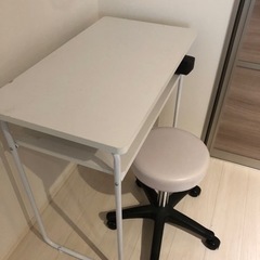 【直接引取で無料】テーブル&高さ調整可能丸椅子