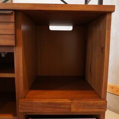 unico(ウニコ)のSWELLA(スウェラ)キッチンボードです。アカシア材を使用したラフでカジュアルな印象の食器棚。西海岸スタイルや男前インテリアなどにオススメのカップボードです！DF127