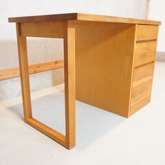 HIDA(飛騨産業) キツツキマーク soffio(ソフィオ)シリーズのパーソナルデスクです。レッドオーク材のナチュラルな質感とシンプルなデザインの学習机。北欧スタイルや和モダンなどにも♪DF128