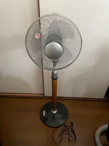 扇風機。背の高い扇風機です。高さ約105㌢直径約35㌢。背の高い扇風機でテーブル席には最適です。