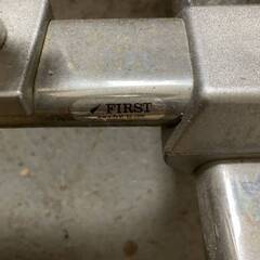 大きめ スタンド カンバン 看板 本体表に前会社のものがアクリル板の中に入ってます 枠リベット止め 置き