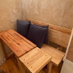 木の椅子、テーブル、クッション