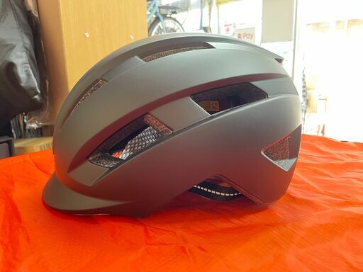 シンプルなデザインの自転車用ヘルメット　◆LEDテールライト付き　◆サイズ：58~62cm M/L相当