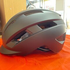 シンプルなデザインの自転車用ヘルメット　◆LEDテールライト付き...