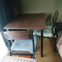 二人用のテーブルと椅子