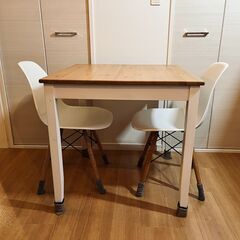 IKEAのダイニングテーブルと椅子2脚です。