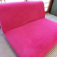 ピンクの可愛い2人掛けソファー