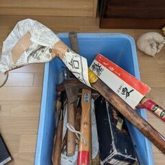 工具色々。ノミ、カンナ、大きい鎌、薪割斧等