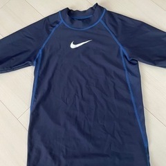 NIKE ラッシュガード　150