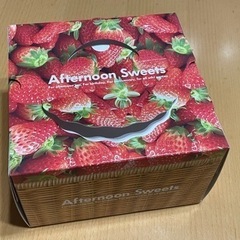 バスケットといちご柄のケーキの箱