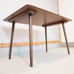 TON (トン)よりウィンザー ダイニングテーブルです。シンプルな 