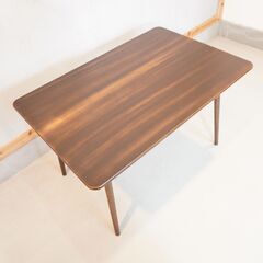 TON (トン)よりウィンザー ダイニングテーブルです。シンプルな 