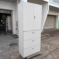 オカムラ 上3枚引ぎ違い扉下2段ラテラル書庫『良品中古』下鍵無し 