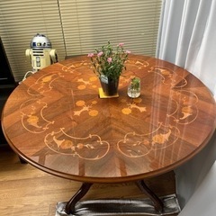 元町「ダニエル」で購入した円形テーブルです