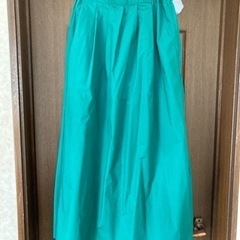 グリーンのロングスカート