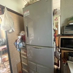 大きめの冷蔵庫。
