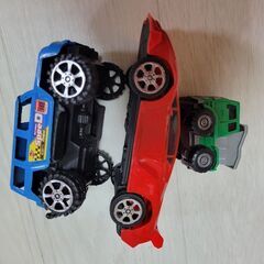 【複数購入無料❤️】子供のおもちゃセット　赤いスポーツカー、青い...
