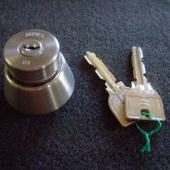 ②玄関ドアの錠と鍵セット