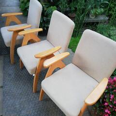 布張り木製の椅子４脚です。