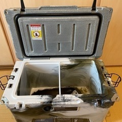 アイスランドクーラーボックス  45QT デザートカモ