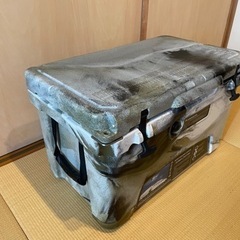 アイスランドクーラーボックス  45QT デザートカモ