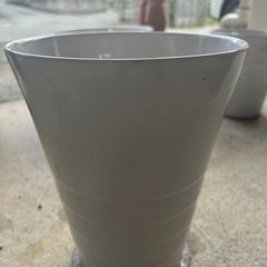 白のスマートな植木鉢