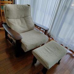 カリモク リクライニングチェアとオットマン
