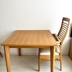 ニトリのテーブル、椅子です。